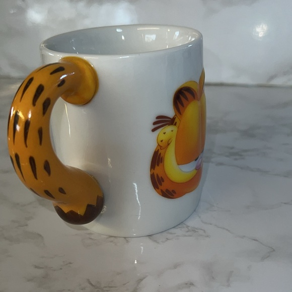 Adorable Iconic Garfield cup. Puffy face and tail - Picture 3 of 8